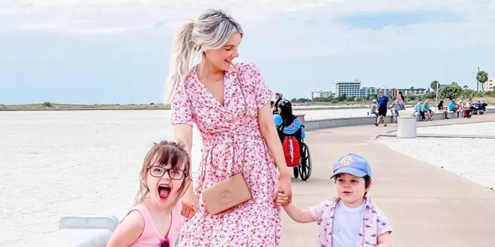 La soltera Ali Fedotowsky-Manno: Tuve que recibir un diagnóstico de cáncer de piel para pensar seriamente en la seguridad solar para mí y mis hijos