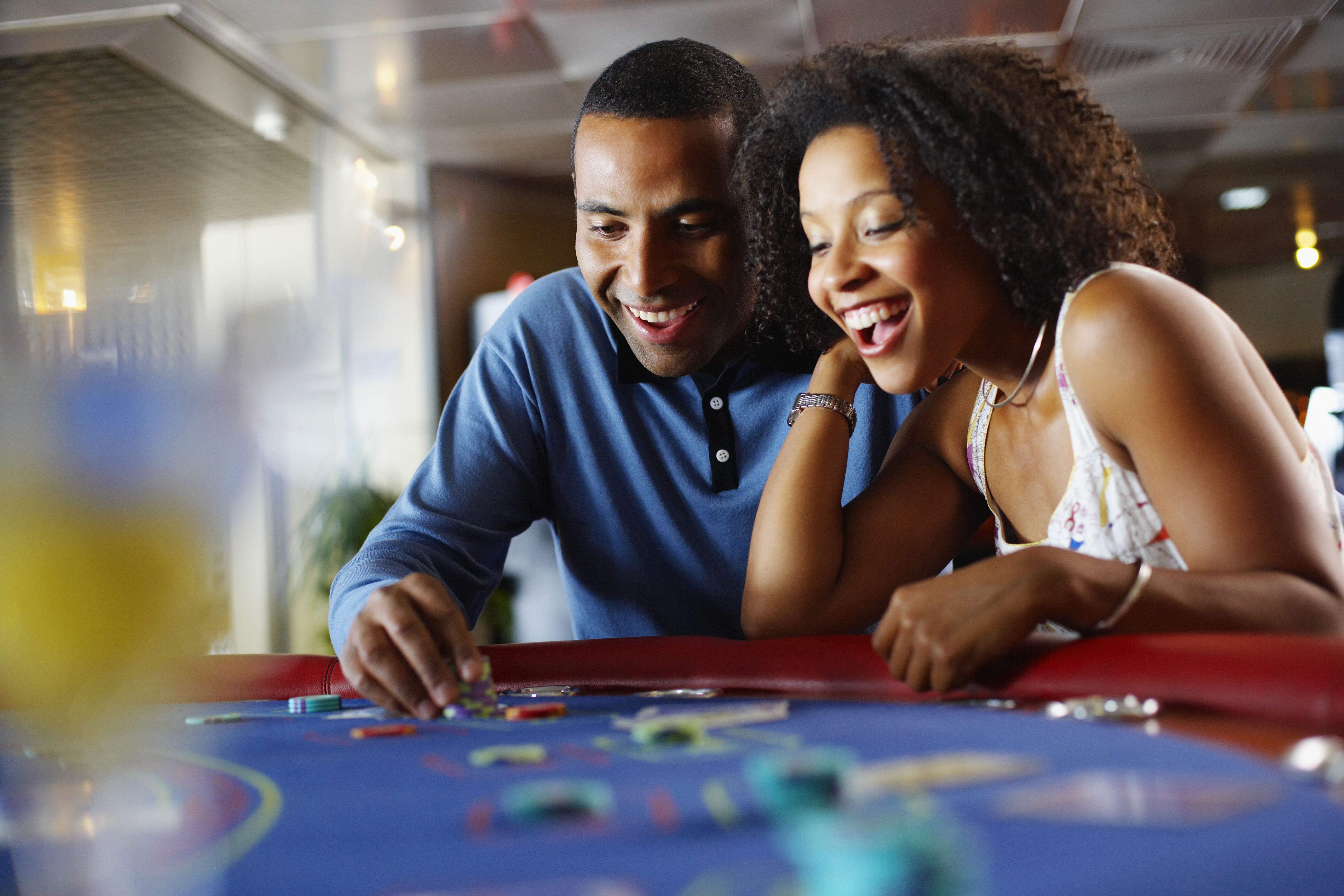 Los 30 mejores juegos para parejas para animar tu noche de citas