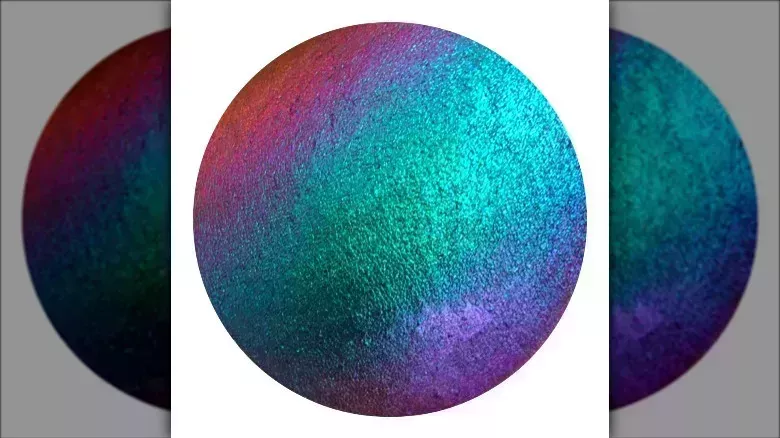 Sombras de ojos multicromáticas que querrás añadir a tu colección de maquillaje