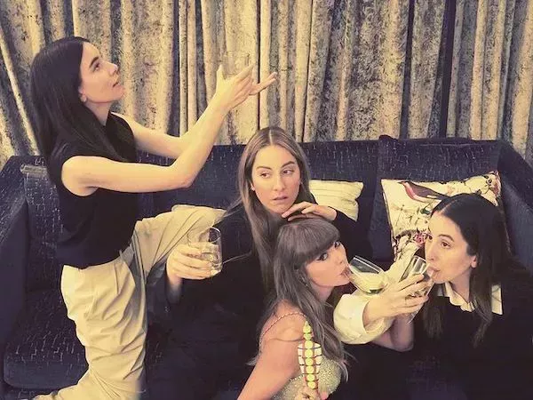 Una historia completa de la ic&oacute;nica amistad de Taylor Swift y las hermanas Haim