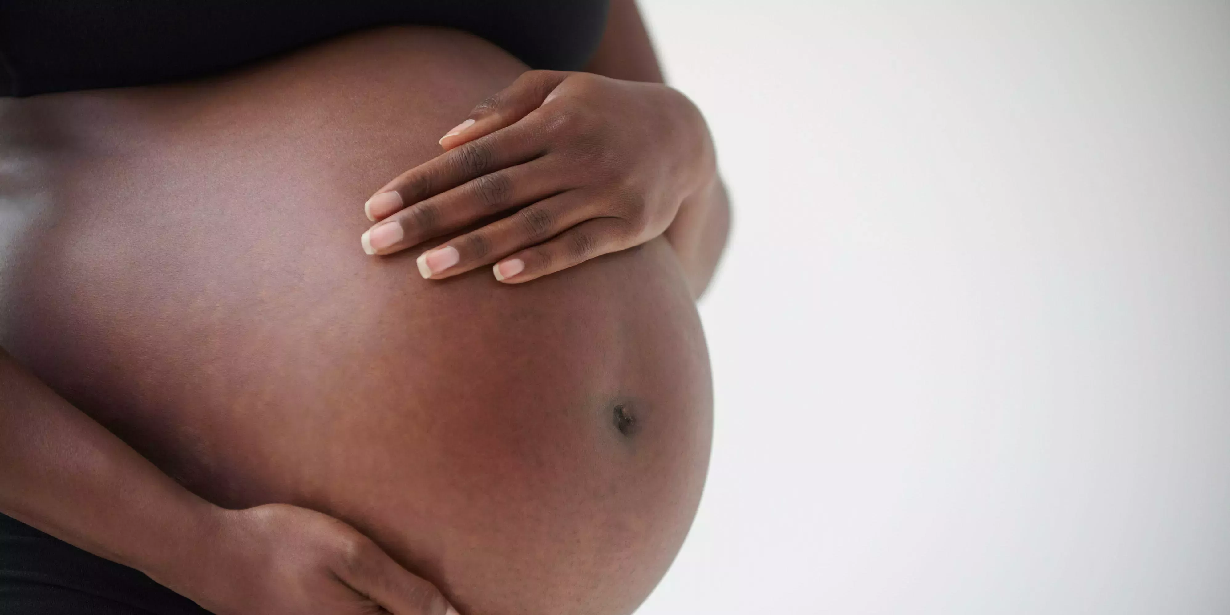 Una madre de 41 años dice que abortó mientras amamantaba a sus gemelos de un año. El trauma médico y la depresión posparto influyeron en su decisión.