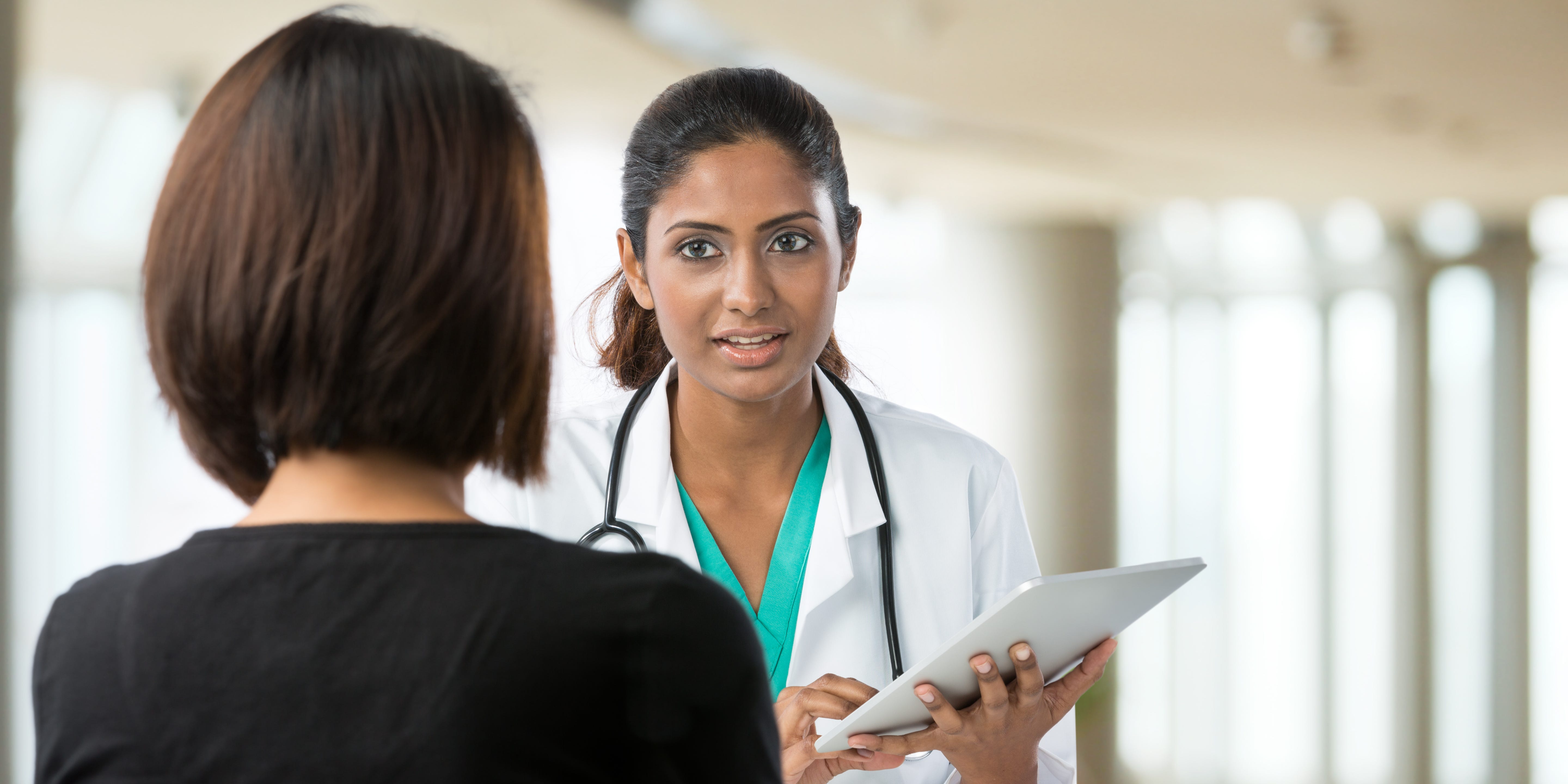 4 signos de cáncer de ovario que debes conocer, según un médico oncólogo