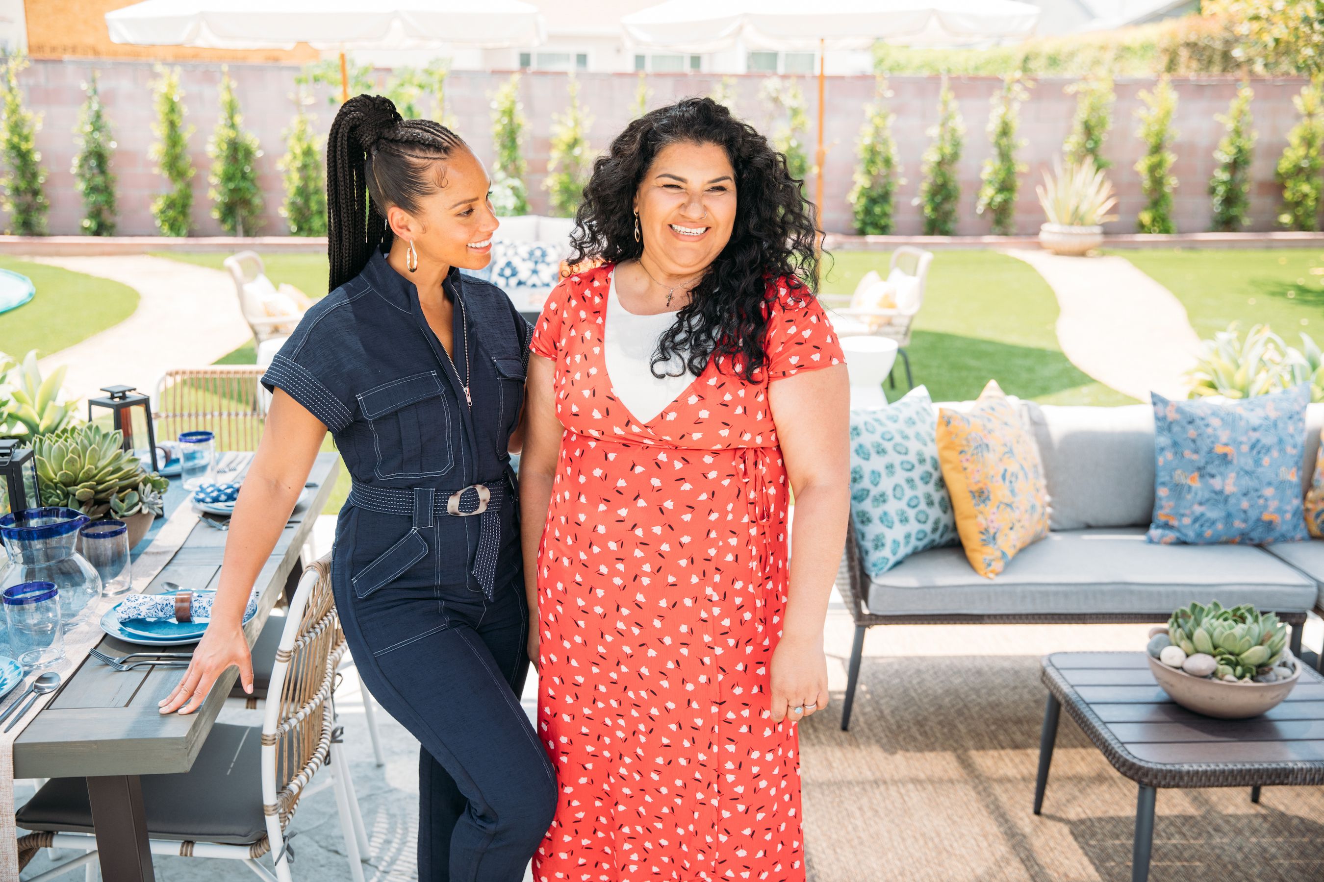 Alicia Keys honra a una maestra merecedora de un hermoso cambio de imagen en su casa