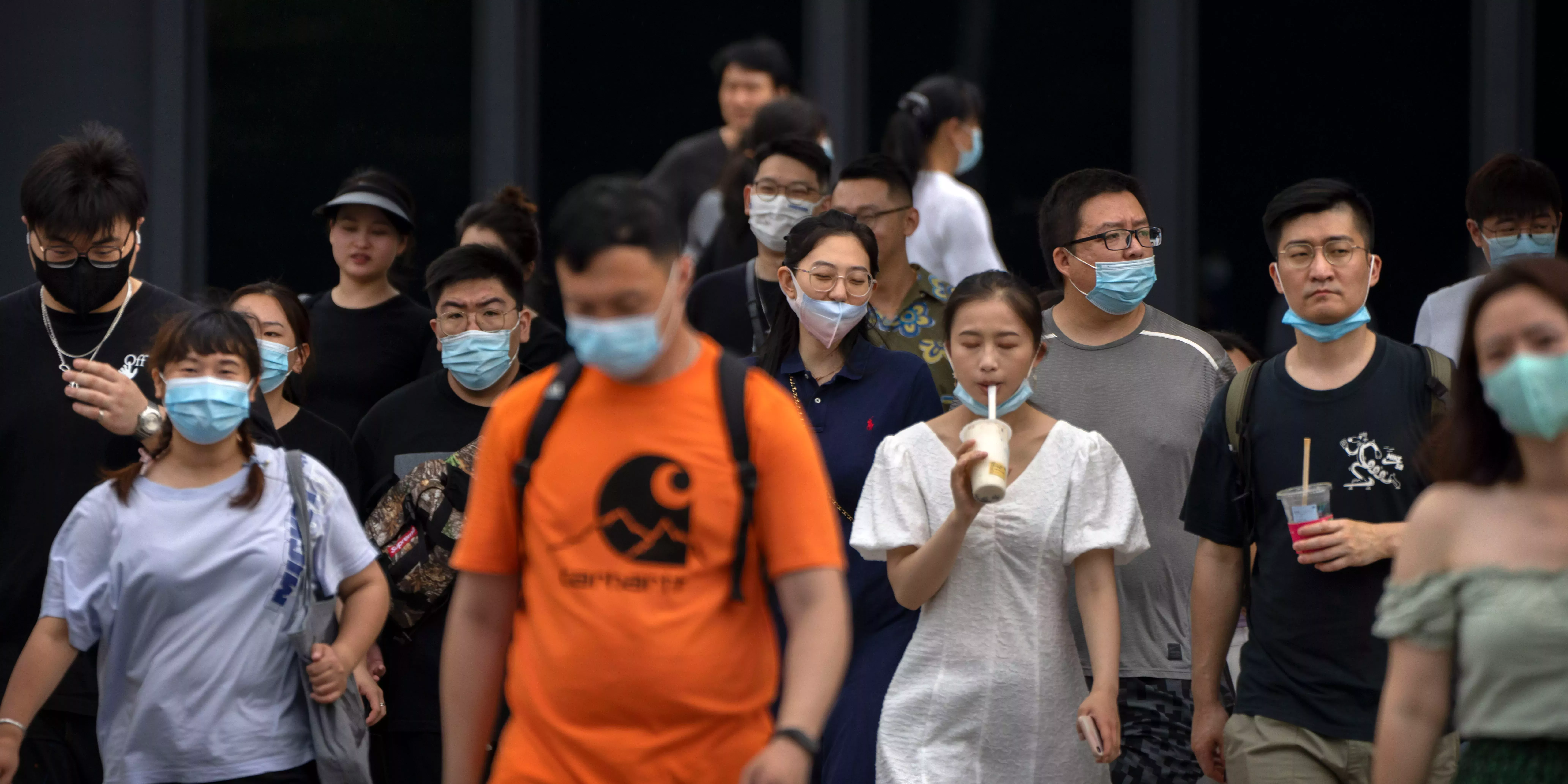 Alrededor de 80.000 turistas habrían quedado varados en la ciudad turística de China después de que las autoridades la declararan punto caliente del COVID-19