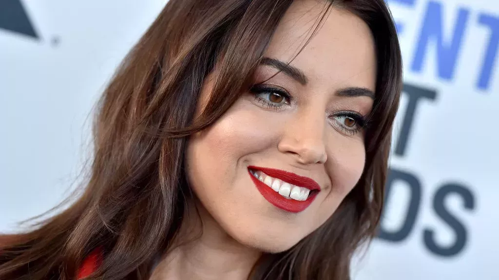 Aubrey Plaza acaba de demostrar que se pueden hacer recogidos con cortes de pelo Bob