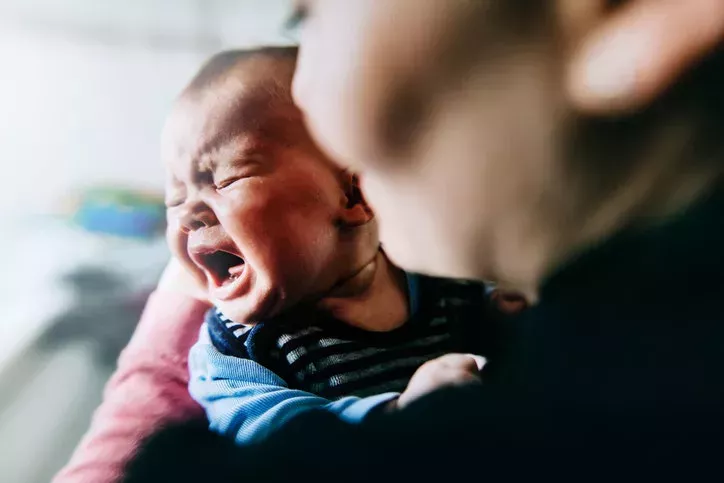 ¿Deben prohibirse los bebés en los programas de humor? Internet está debatiendo...