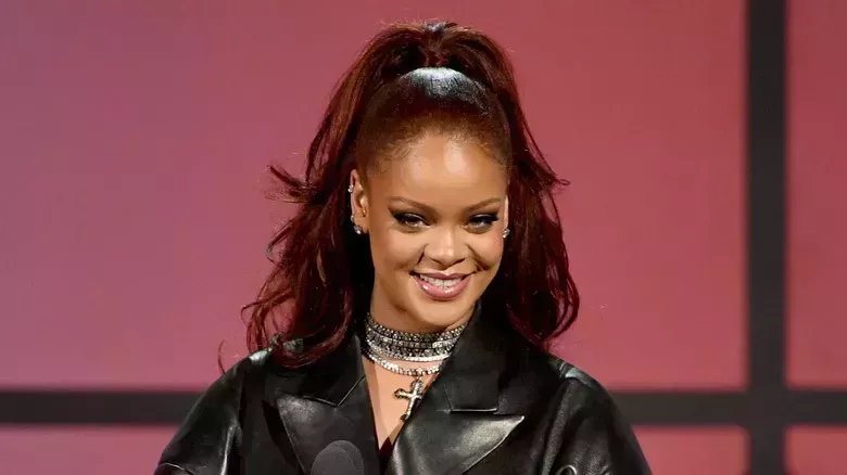 El peluquero de Rihanna revela cómo conseguir una coleta arrebatada como la de la estrella