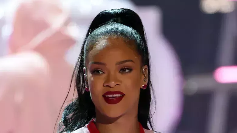 El peluquero de Rihanna revela cómo conseguir una coleta arrebatada como la de la estrella