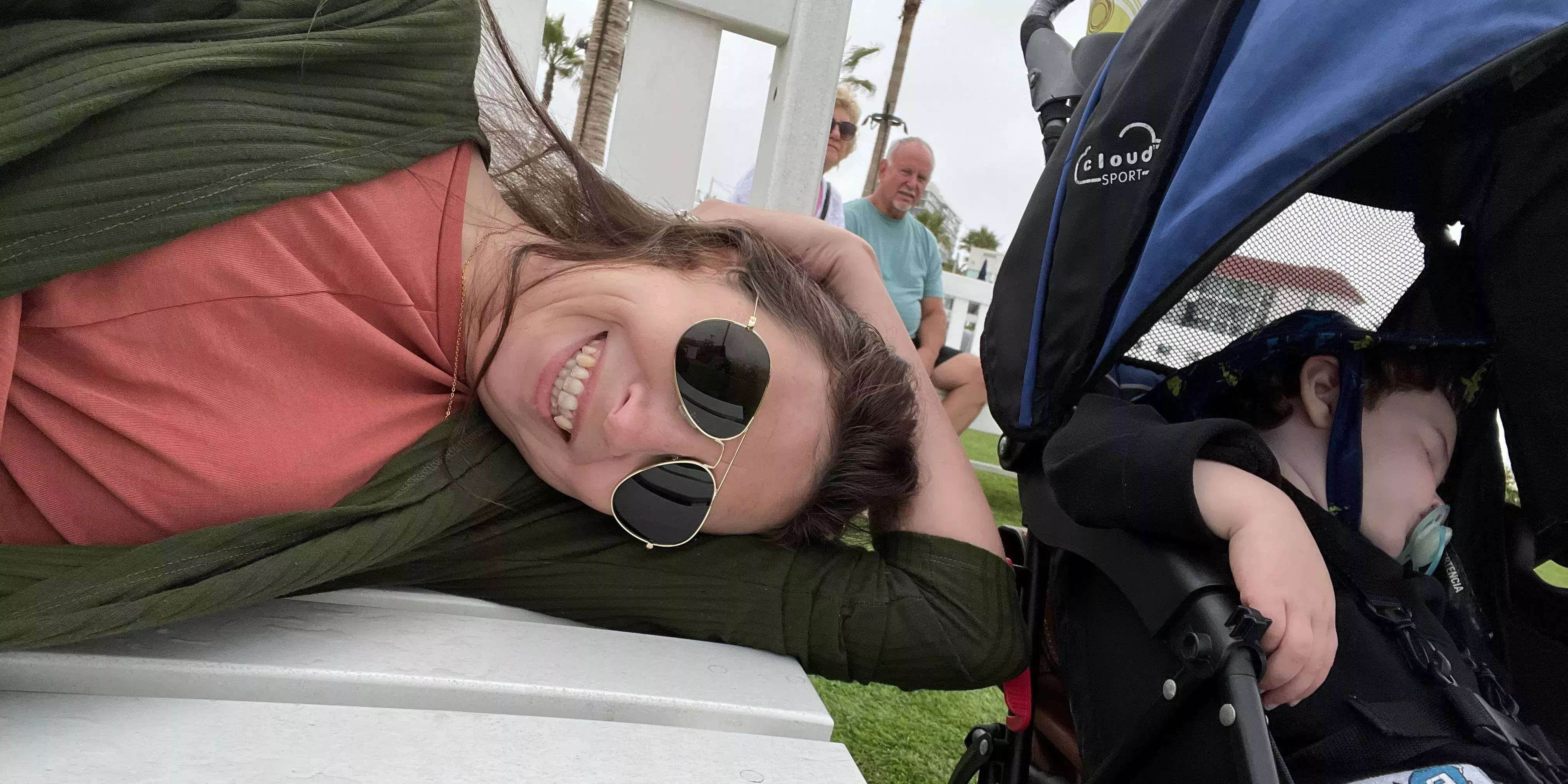 Era una madre joven con dos niños pequeños que ganaba 6 cifras como farmacéutica cuando quedé discapacitada de la noche a la mañana. Ahora trabajo y soy madre desde la cama.