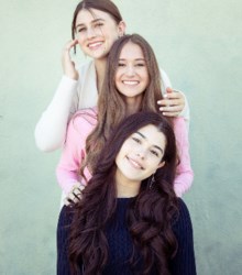 La guía de todas las temporadas de Chicken Girls: The College Years