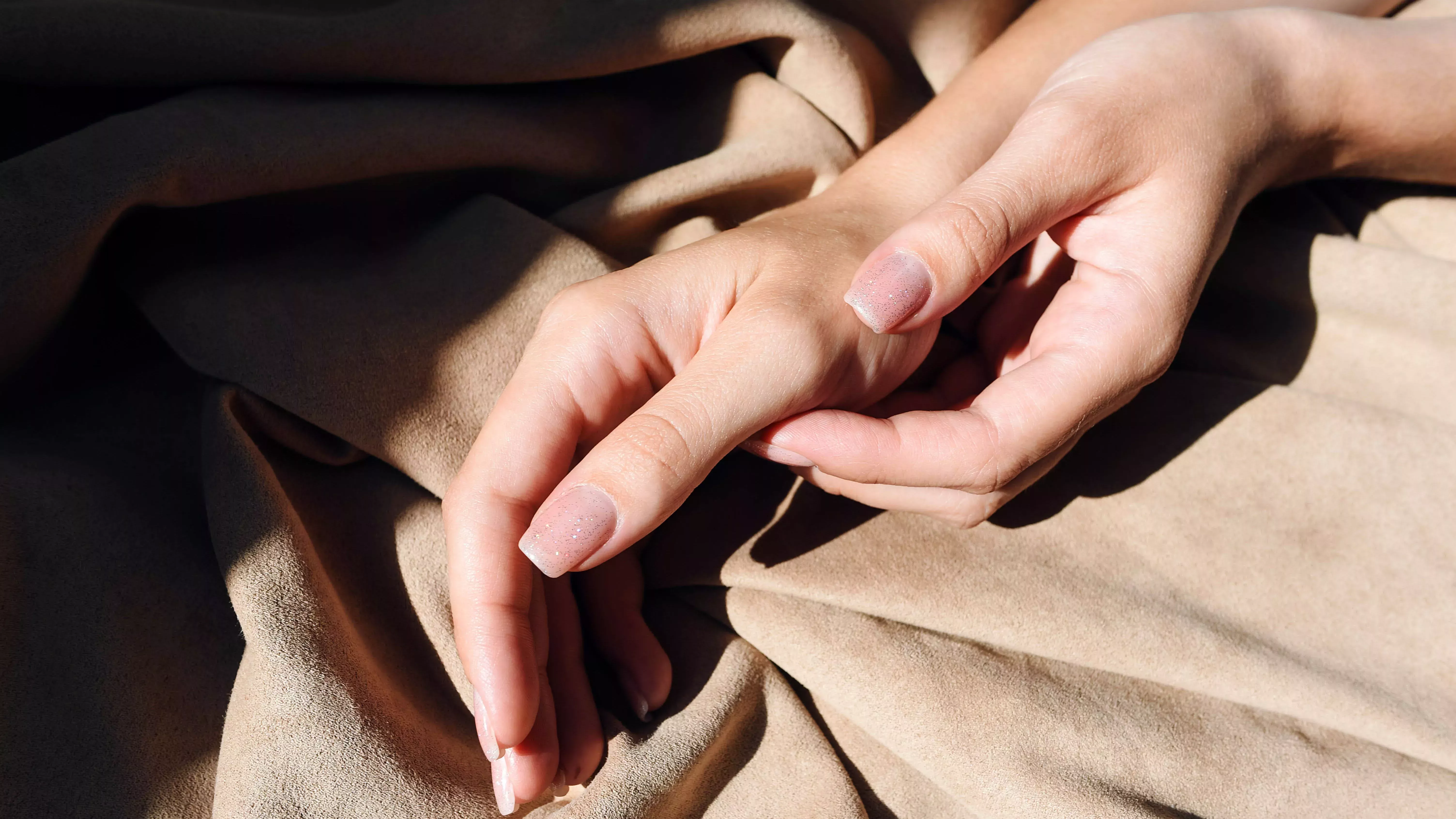 Los golpes en las uñas se han apoderado de TikTok: esto es lo que es y por qué funciona