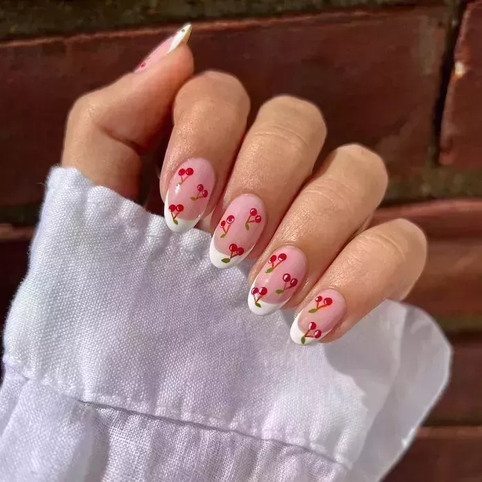 Toda la información sobre las uñas con punta francesa que necesitas para tu próxima manicura