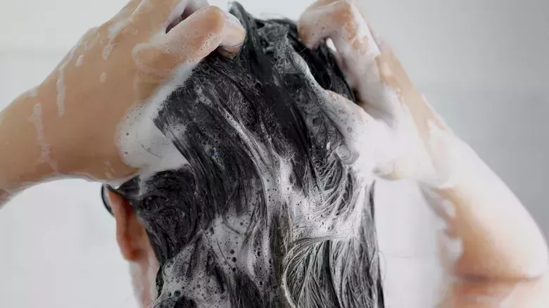 Una encuesta exclusiva de The List revela con qué frecuencia se lava realmente el pelo la gente