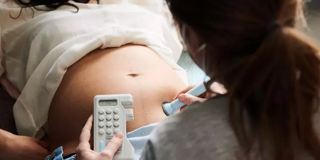 Una joven de 26 años que sufrió la ruptura de un embarazo ectópico dice que un médico la envió a casa, dejándola con una hemorragia interna durante días