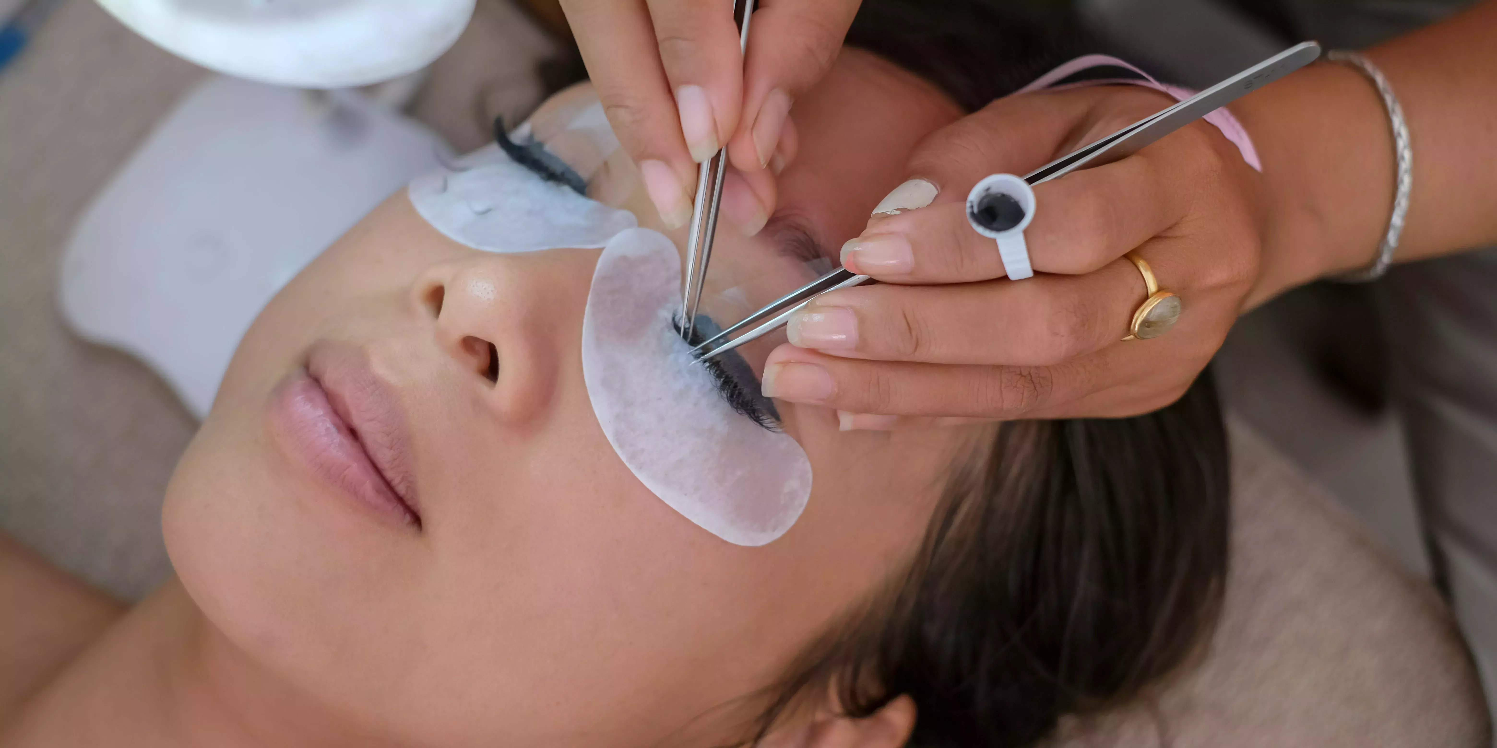 3 señales de alarma que hay que tener en cuenta antes de ponerse extensiones de pestañas, según los expertos