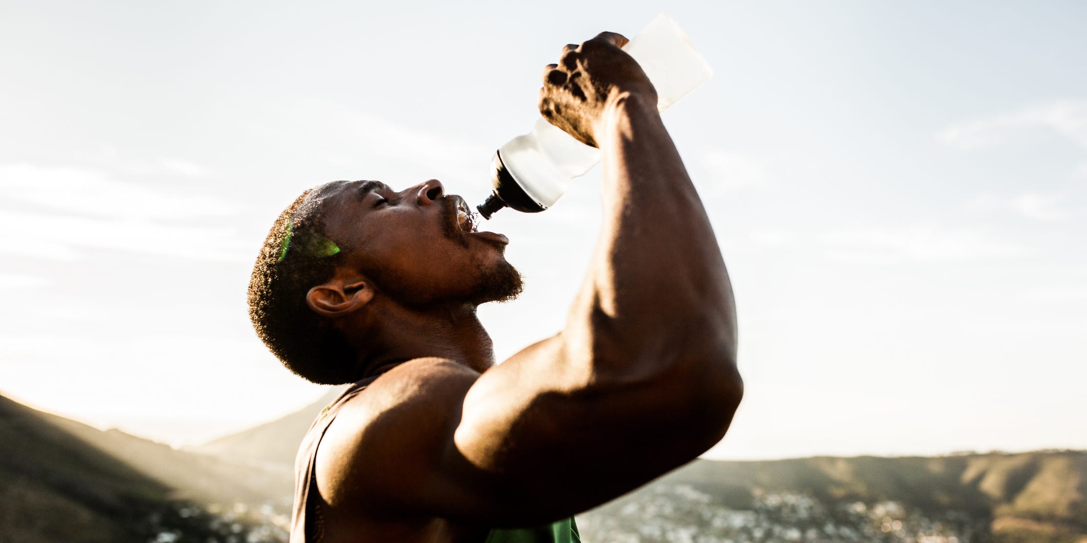 6 signos de desequilibrio electrolítico, desde el aumento de peso y los dolores de cabeza hasta las náuseas y la confusión, según un científico del ejercicio