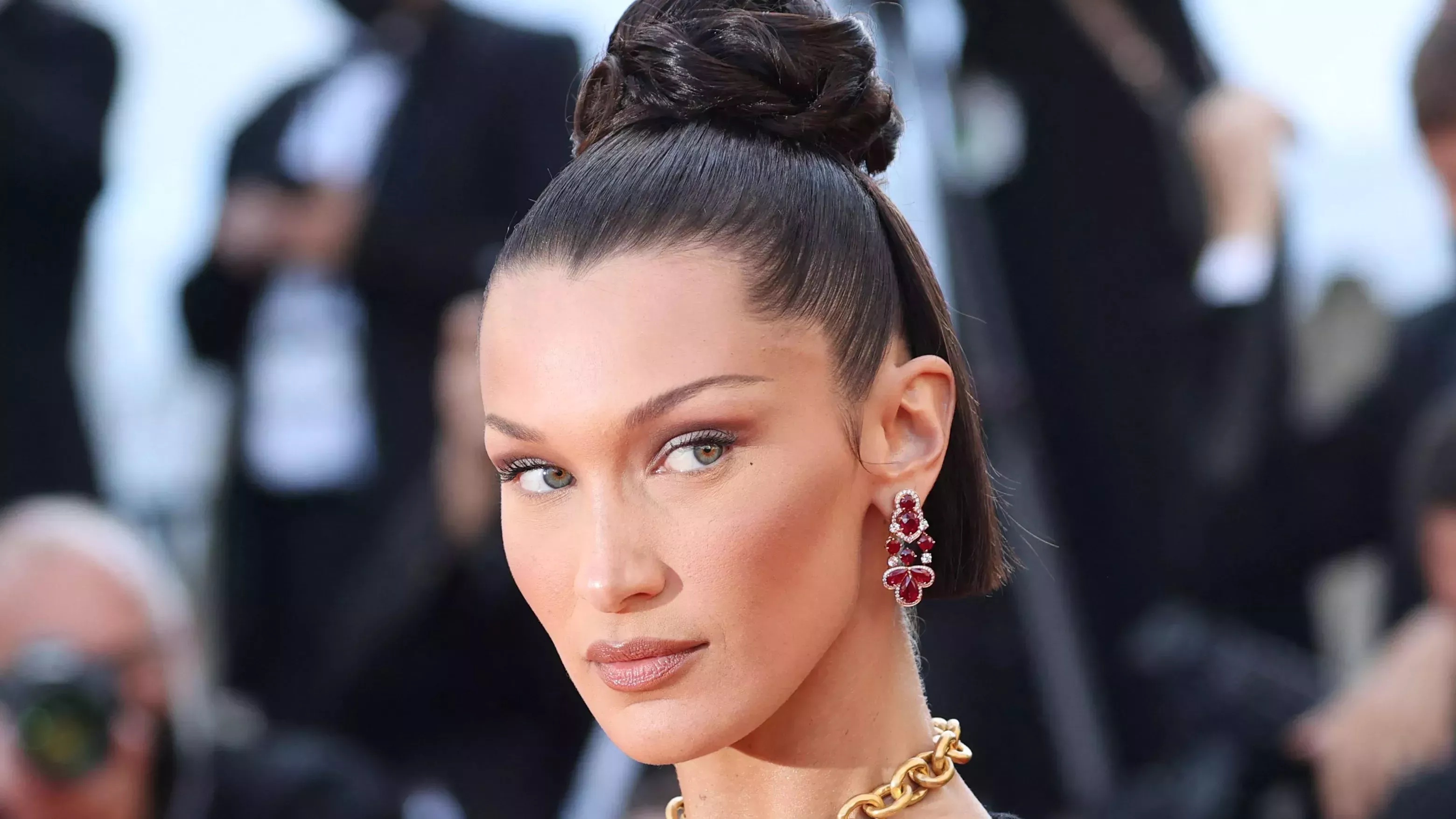 Bella Hadid acaba de estrenar un flequillo cortado en la Semana de la Moda de París
