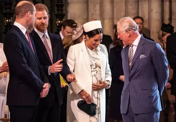 El rey Carlos extiende una rama de olivo a Harry y Meghan en su primer discurso televisado