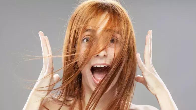 Esto es lo que hay que hacer si la plancha te quema el pelo - La lista