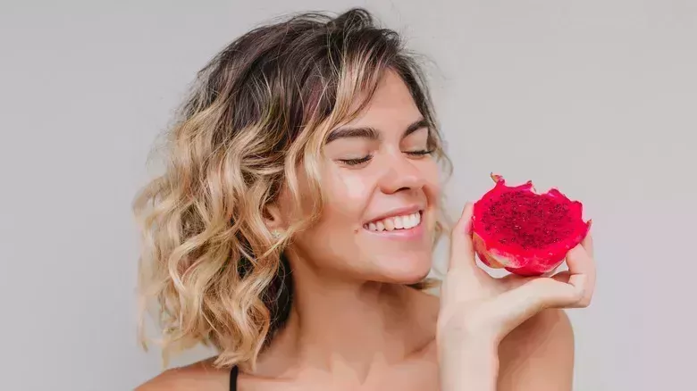 Formas sorprendentes de utilizar la fruta del dragón para conseguir un pelo más sedoso