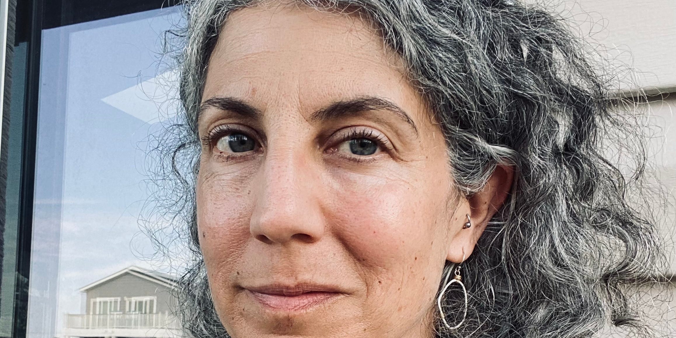 Hace dos años que dejé de teñirme las canas. Ya no me preocupa el envejecimiento o "arreglar" mi aspecto.