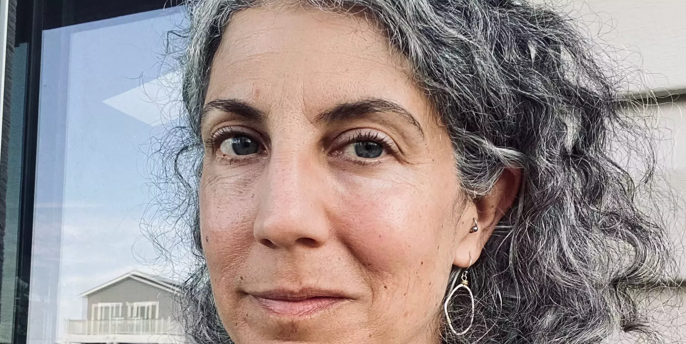 Hace dos años que dejé de teñirme las canas. Ya no me preocupa el envejecimiento o 