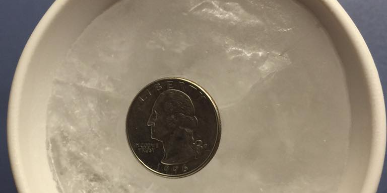 He aquí por qué deberías poner una moneda en un vaso de agua congelada durante un huracán