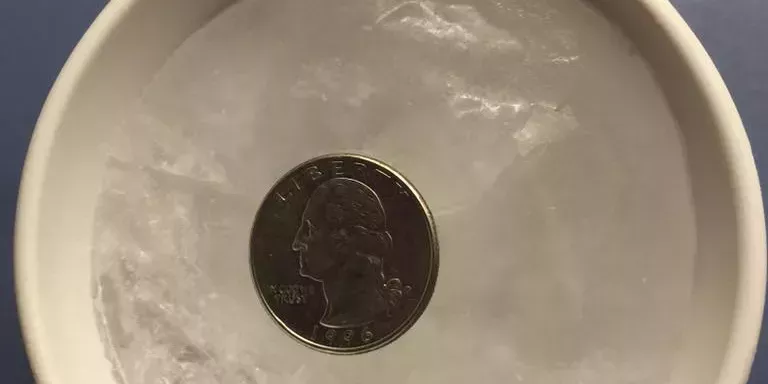 He aquí por qué deberías poner una moneda en un vaso de agua congelada durante un huracán