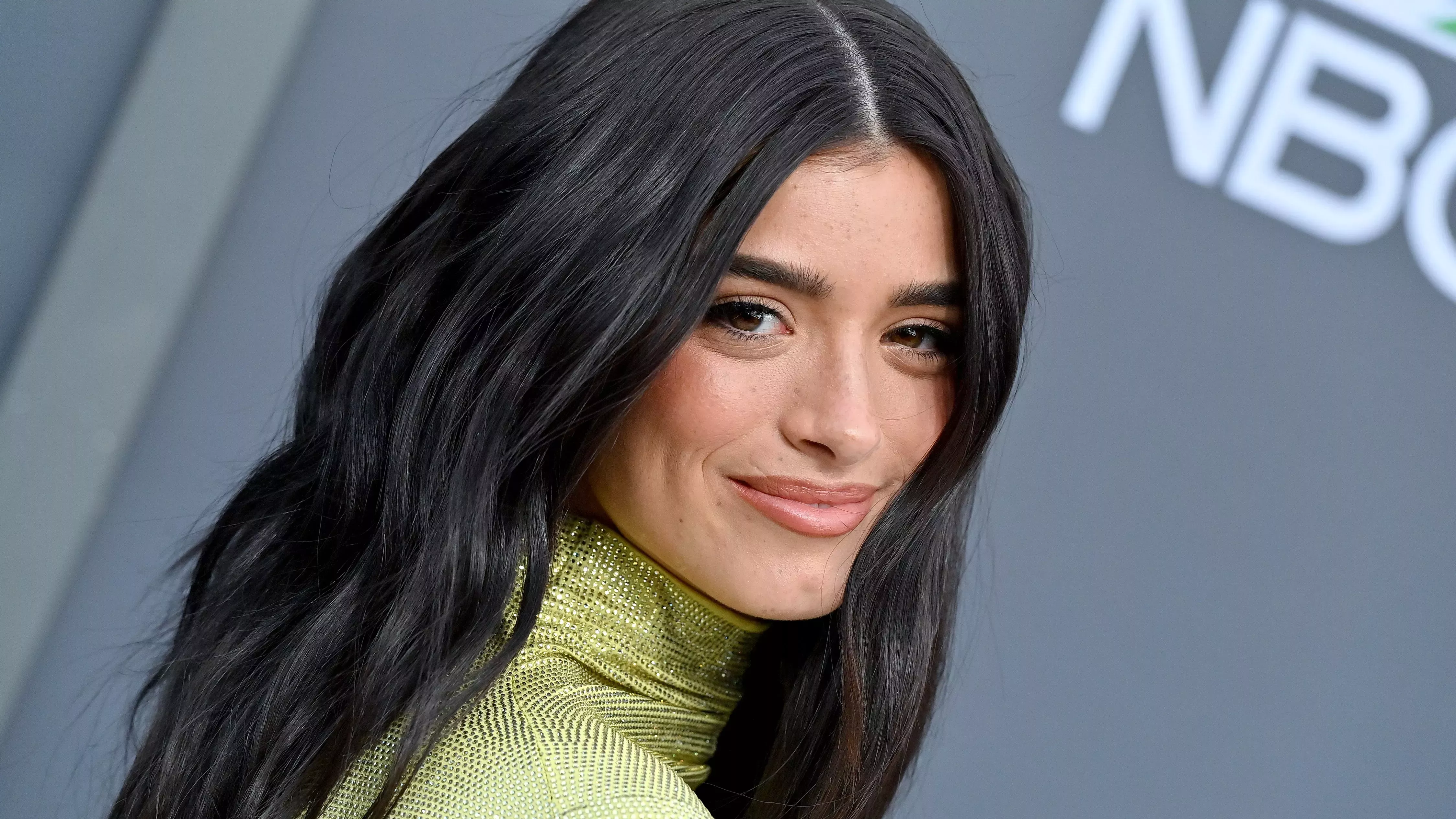 La estrella de TikTok Dixie D'Amelio debutó con un dramático corte de pelo con un vestido escarpado al desnudo