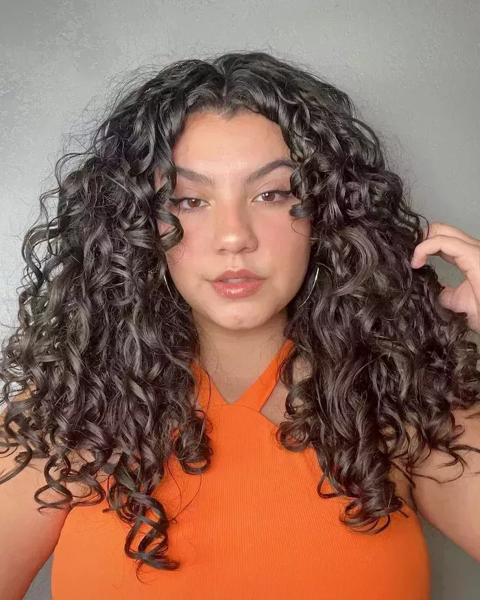 La guía para principiantes para abrazar tus rizos naturales