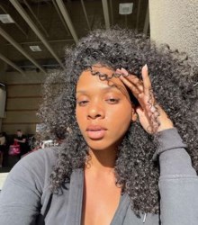 La guía para principiantes para abrazar tus rizos naturales