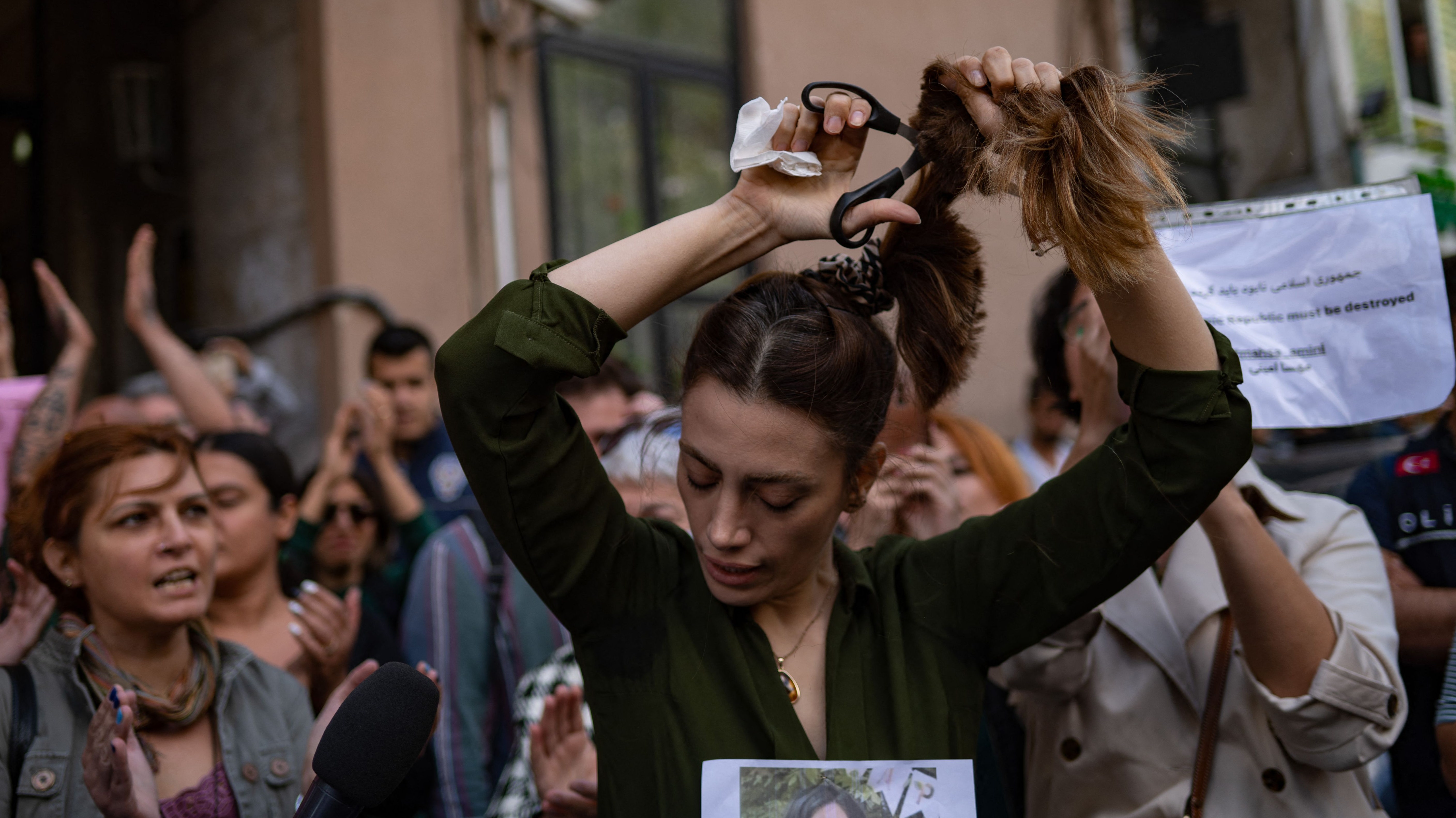 Las mujeres iraníes se cortan el pelo para protestar por la muerte de Mahsa Amini