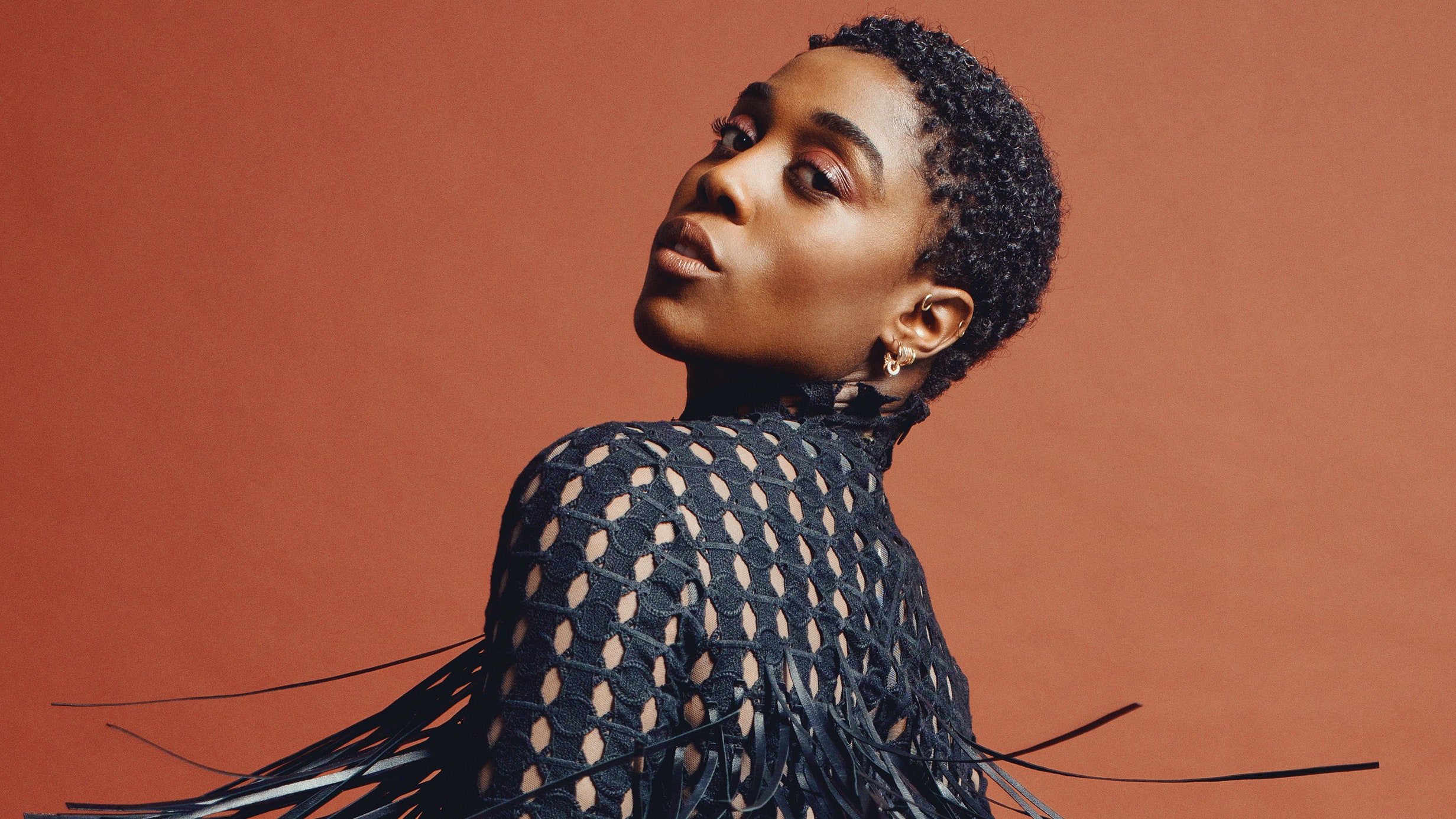 Lashana Lynch se siente "fantástica" al envejecer