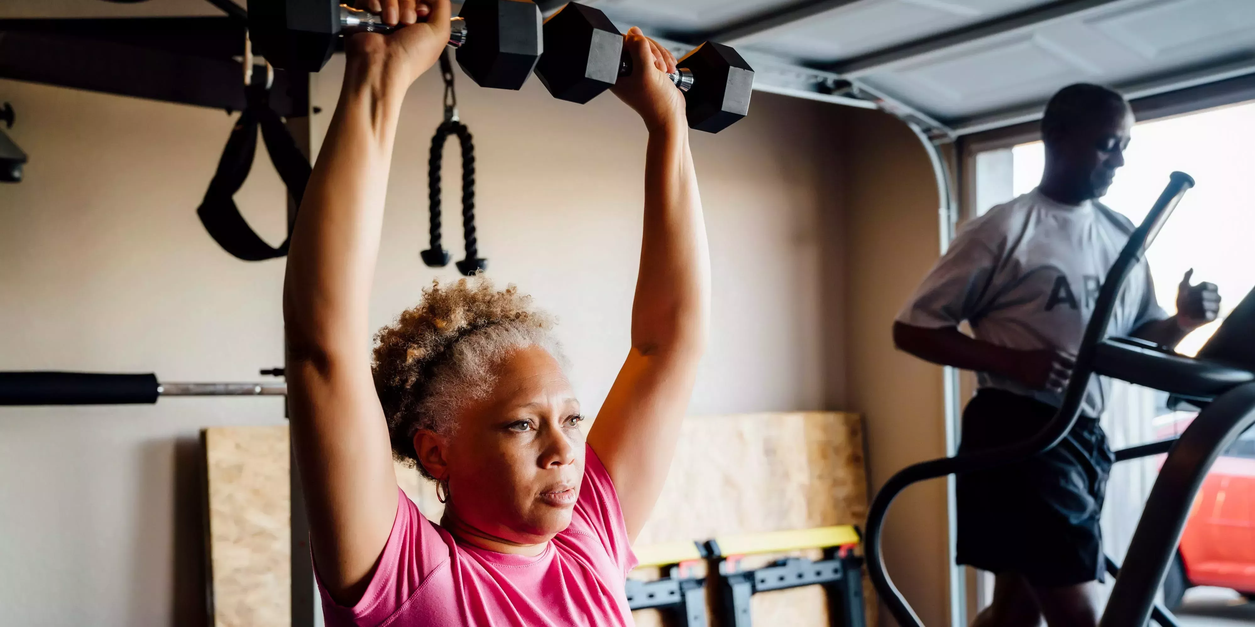 Levantar pesas puede ayudar a vivir más tiempo, especialmente si se combina con cardio, según sugiere una nueva investigación