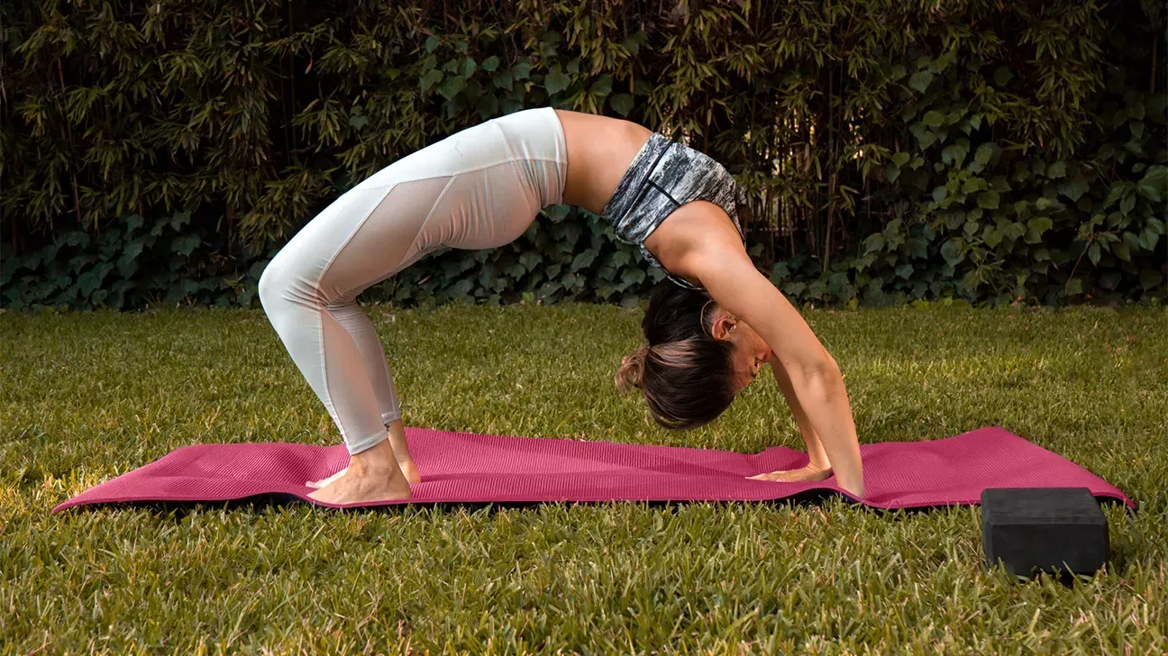 Postura de la Rueda de Yoga: Cómo hacerlo, variaciones y alternativas