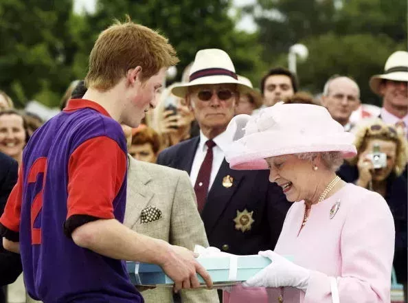Todas las hilarantes bromas que el príncipe Harry le hizo a la reina mientras crecía
