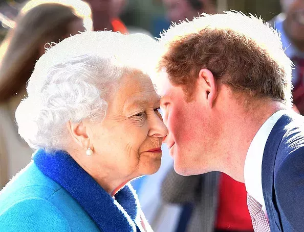 Todas las hilarantes bromas que el príncipe Harry le hizo a la reina mientras crecía