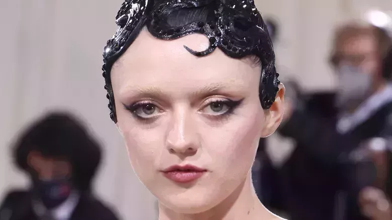 Todo lo que debes saber sobre la tendencia de las cejas blanqueadas