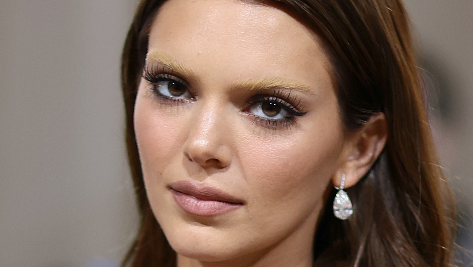 Todo lo que debes saber sobre la tendencia de las cejas blanqueadas