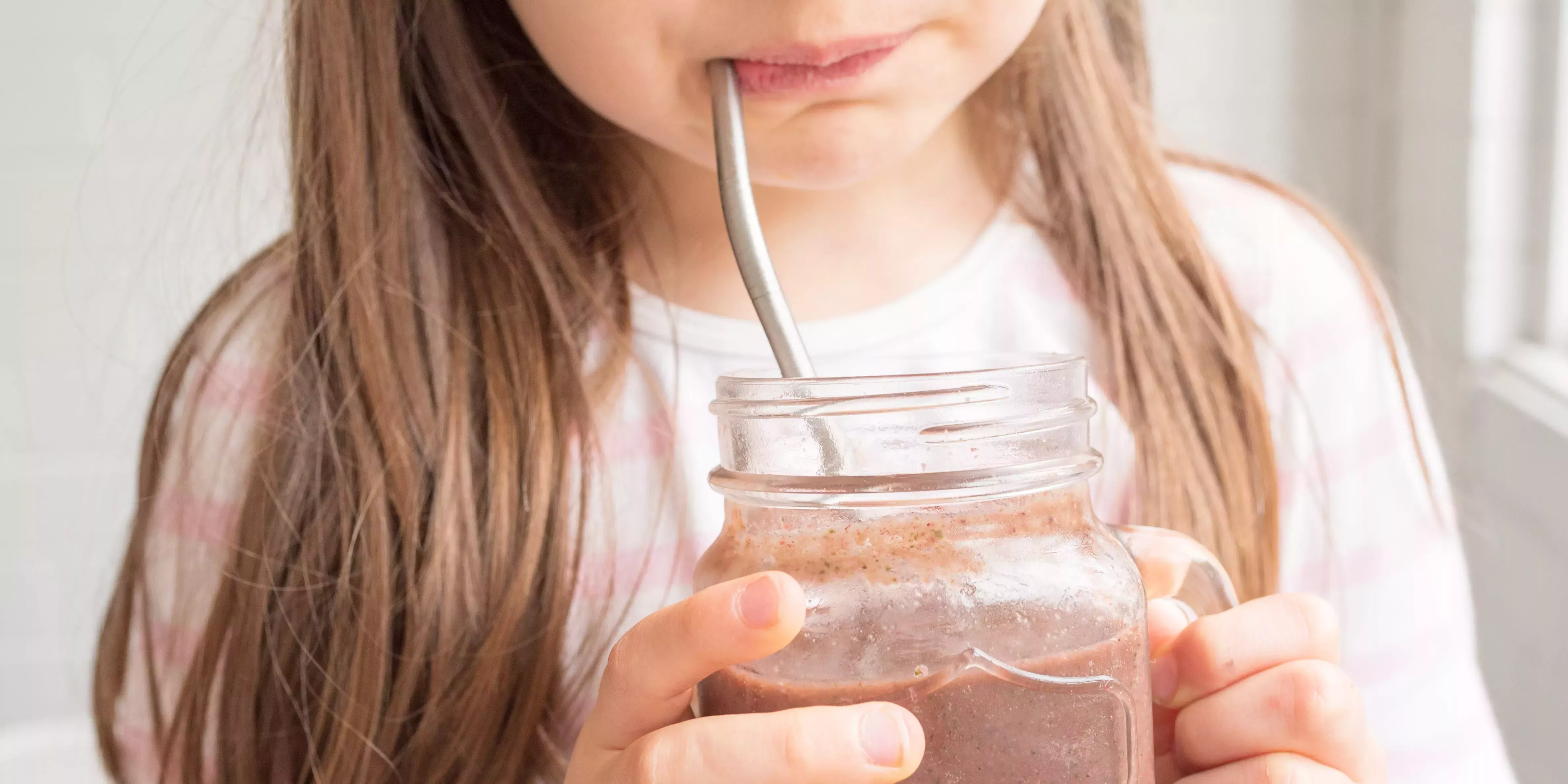 Un niño de 4 años se cayó mientras bebía de una pajita metálica y ésta le atravesó la garganta. Sobrevivió a pesar de perder 