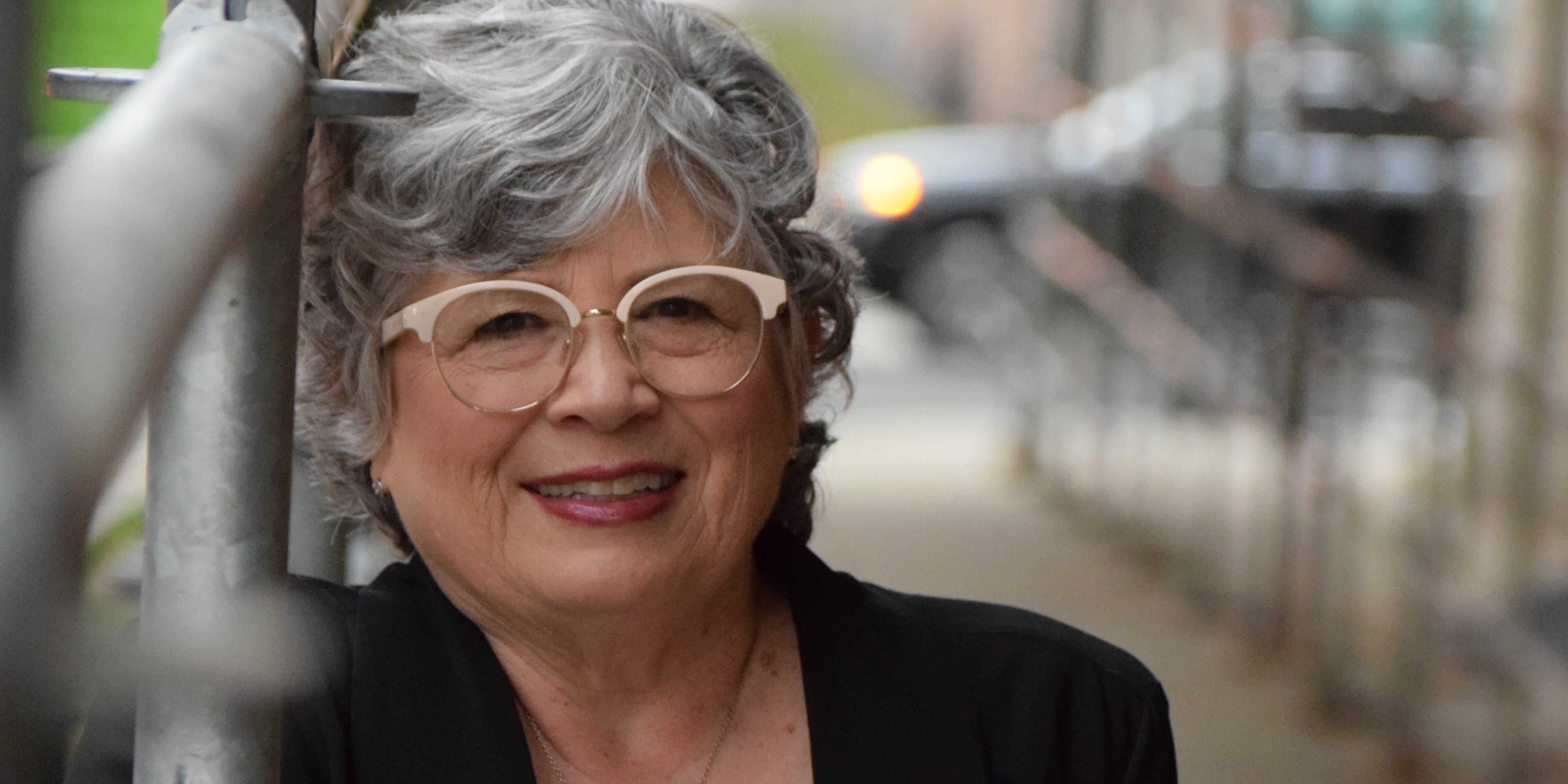 Una adiestradora de perros se enamoró de un asesino convicto en la prisión donde trabajaba, y lo sacó en una jaula