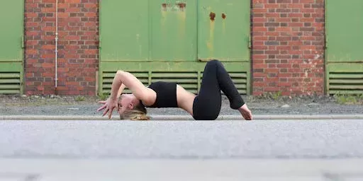 6 poderosas posturas de yoga para probar cuando quieras liberar la ira y la frustración y encontrar una sensación de calma