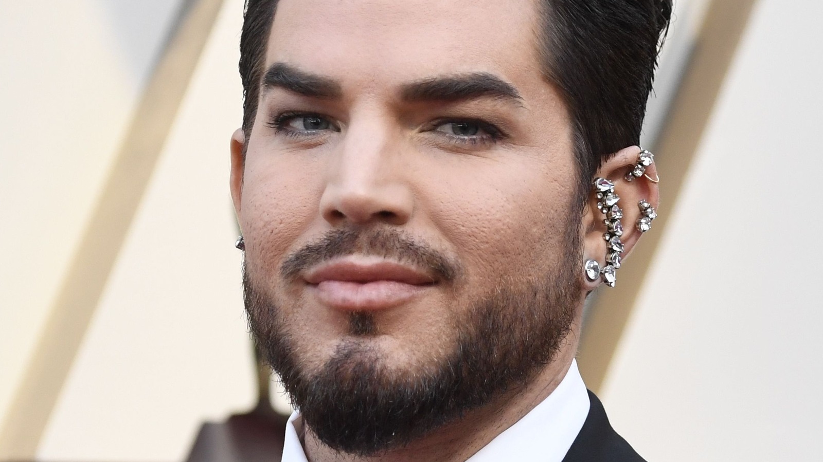 Adam Lambert es un gurú de la belleza.