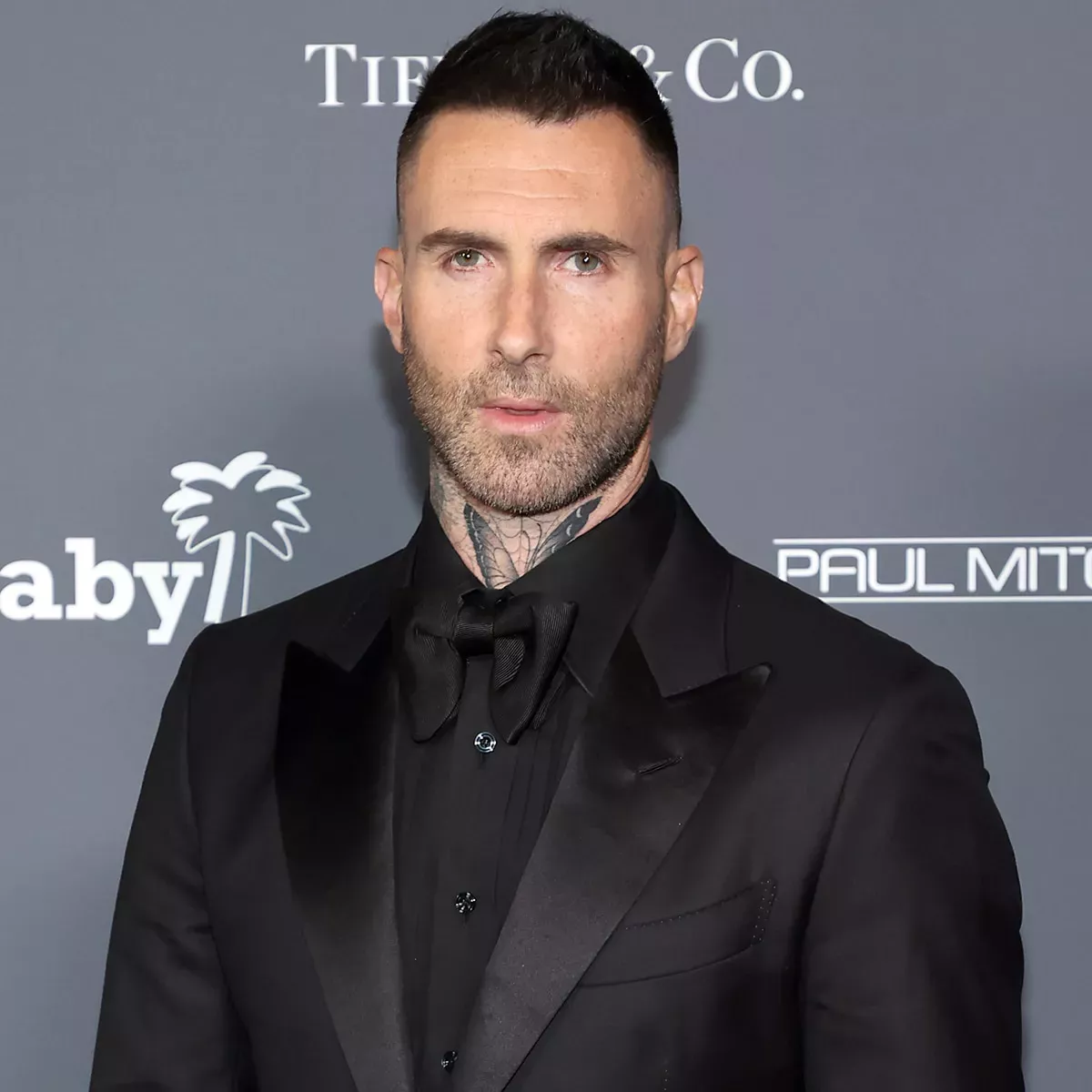 Adam Levine vuelve a los escenarios tras el escándalo de engaño con el apoyo de su esposa Behati Prinsloo