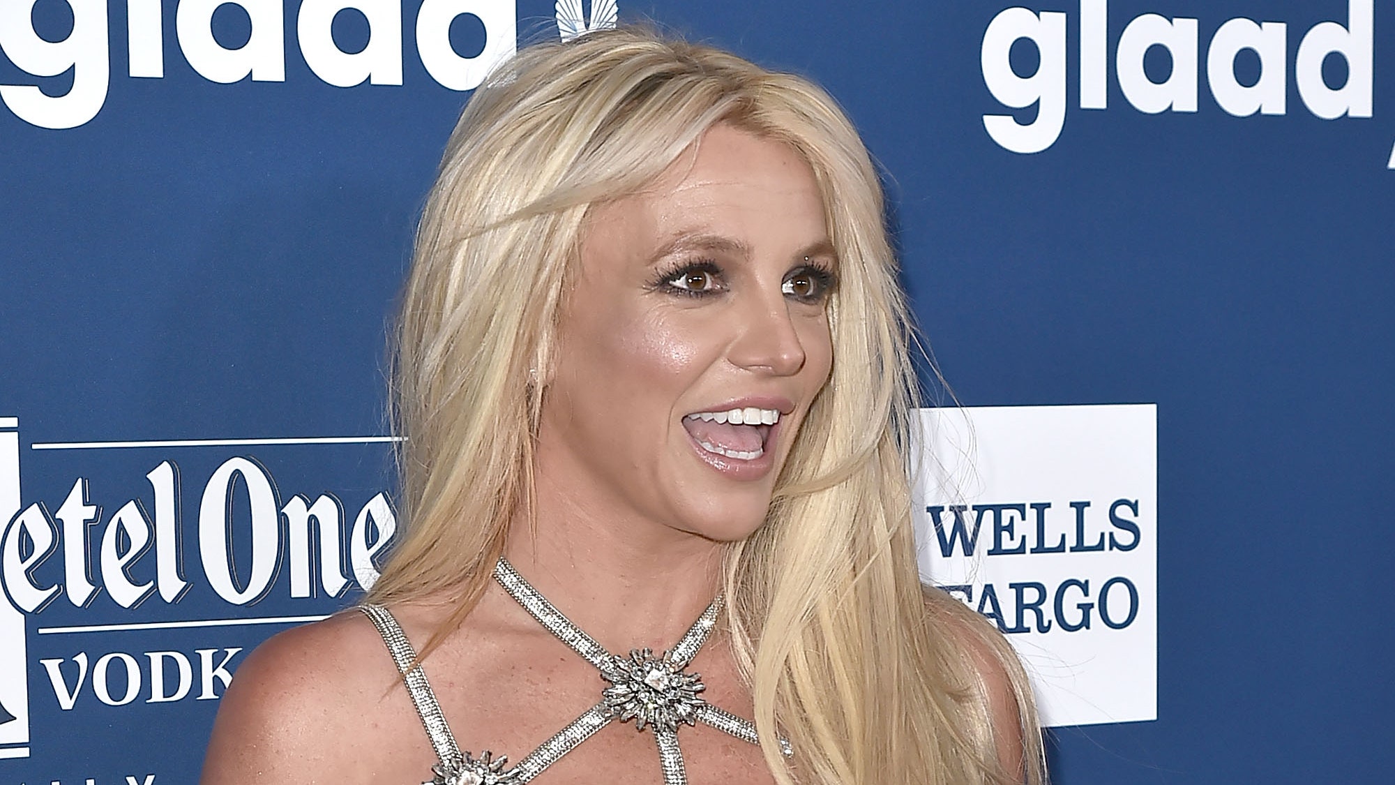 Britney Spears nos muestra su nuevo corte de pelo ¡EN TOPLESS!