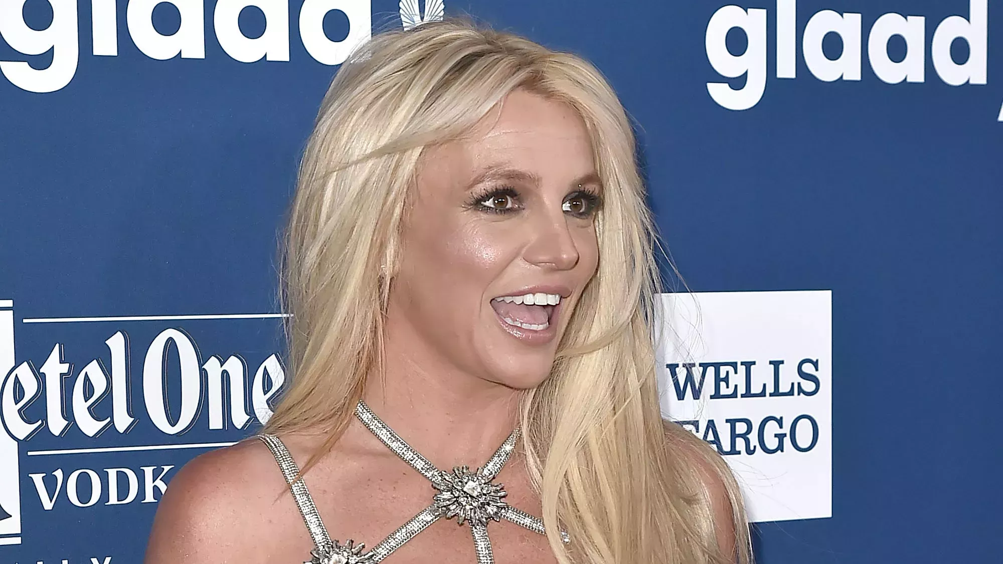 Britney Spears reveló un nuevo y drástico corte de pelo - mientras hacía topless, por supuesto