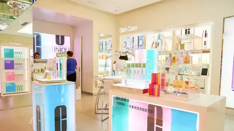 Cómo Clinique utiliza las redes sociales para atraer a una nueva generación de consumidores de productos de belleza - The List