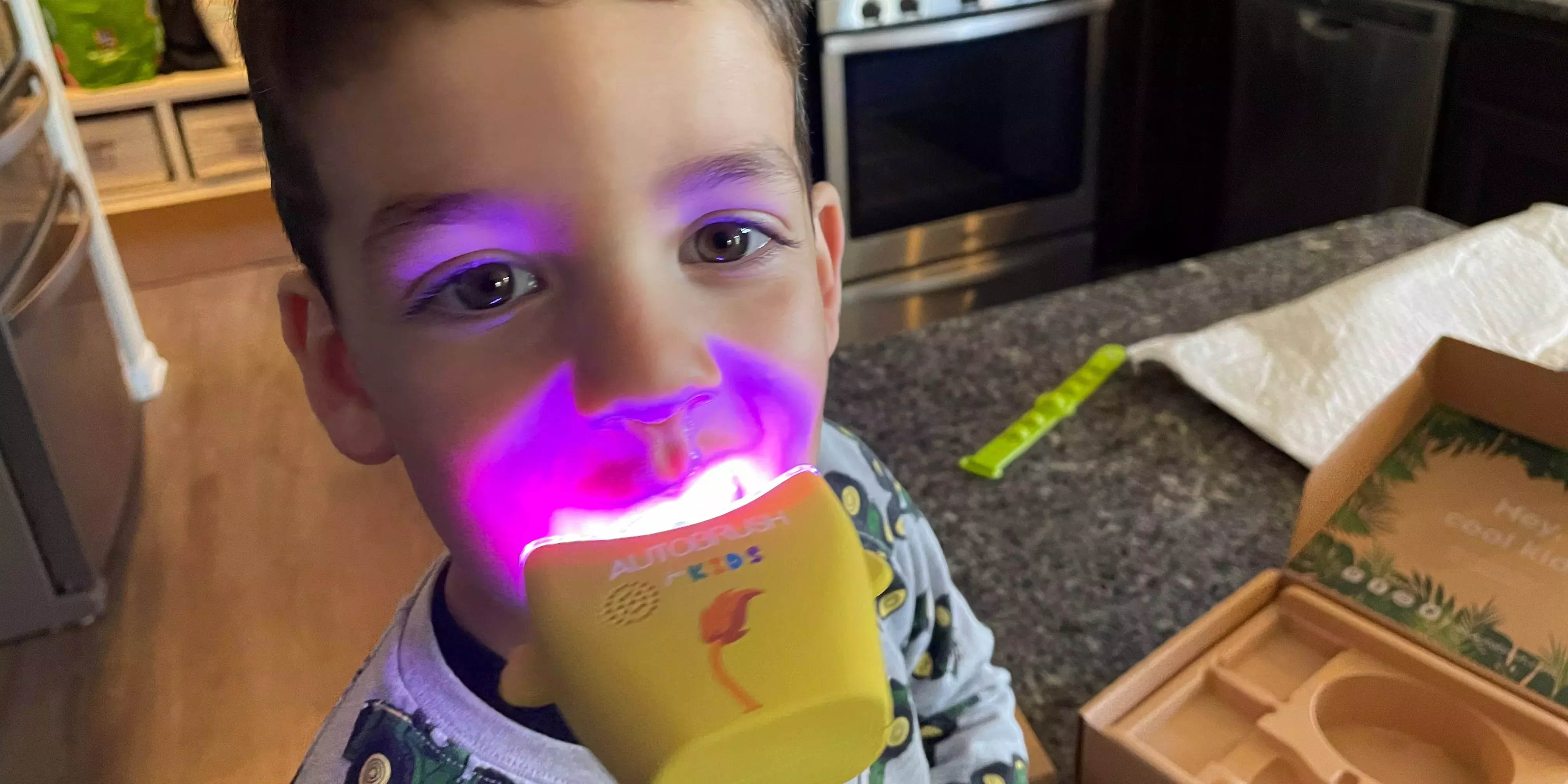 C&oacute;mo consegu&iacute; que mi hijo de 4 a&ntilde;os disfrutara por fin cepill&aacute;ndose los dientes con el extra&ntilde;o AutoBrush de manos libres, y lo que dicen los dentistas al respecto