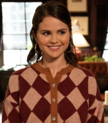 Selena Gómez muestra su outfit de "Solo asesinatos en el edificio"