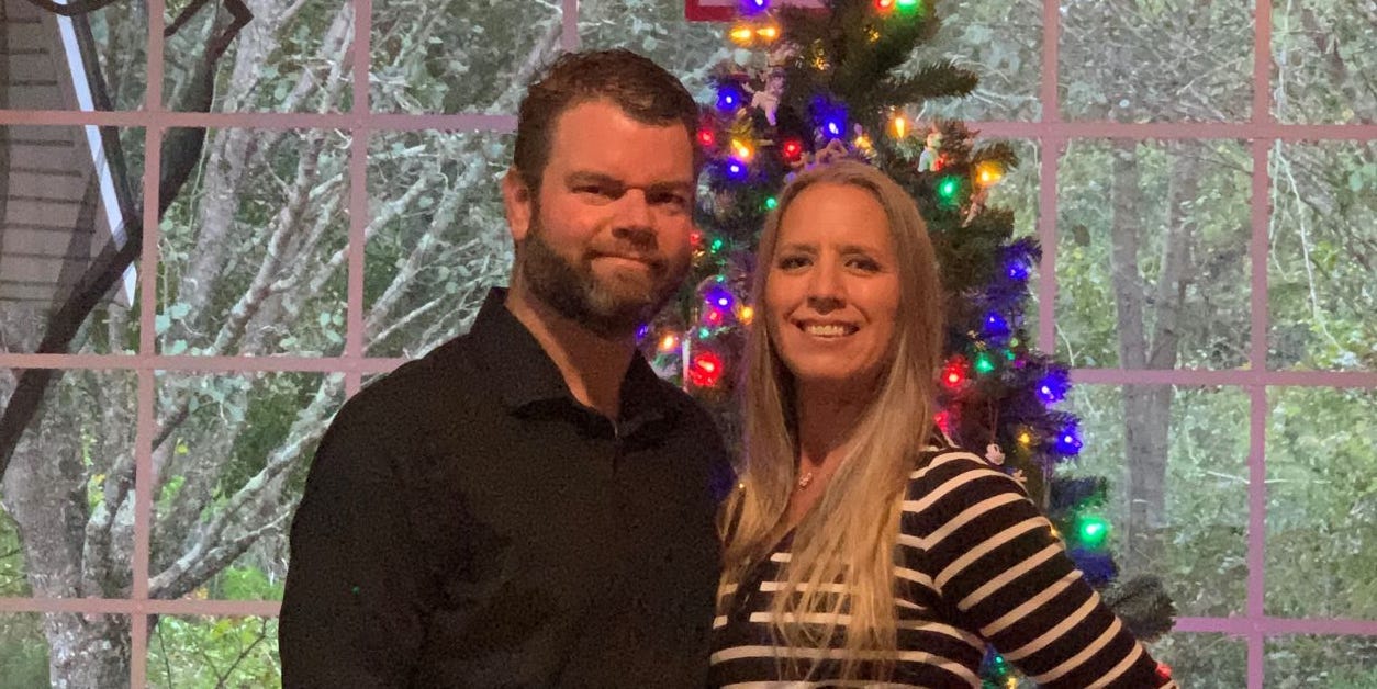 En el instituto, dejé tirado a mi novio. Después de 17 años, nos reconectamos y estamos juntos desde entonces.